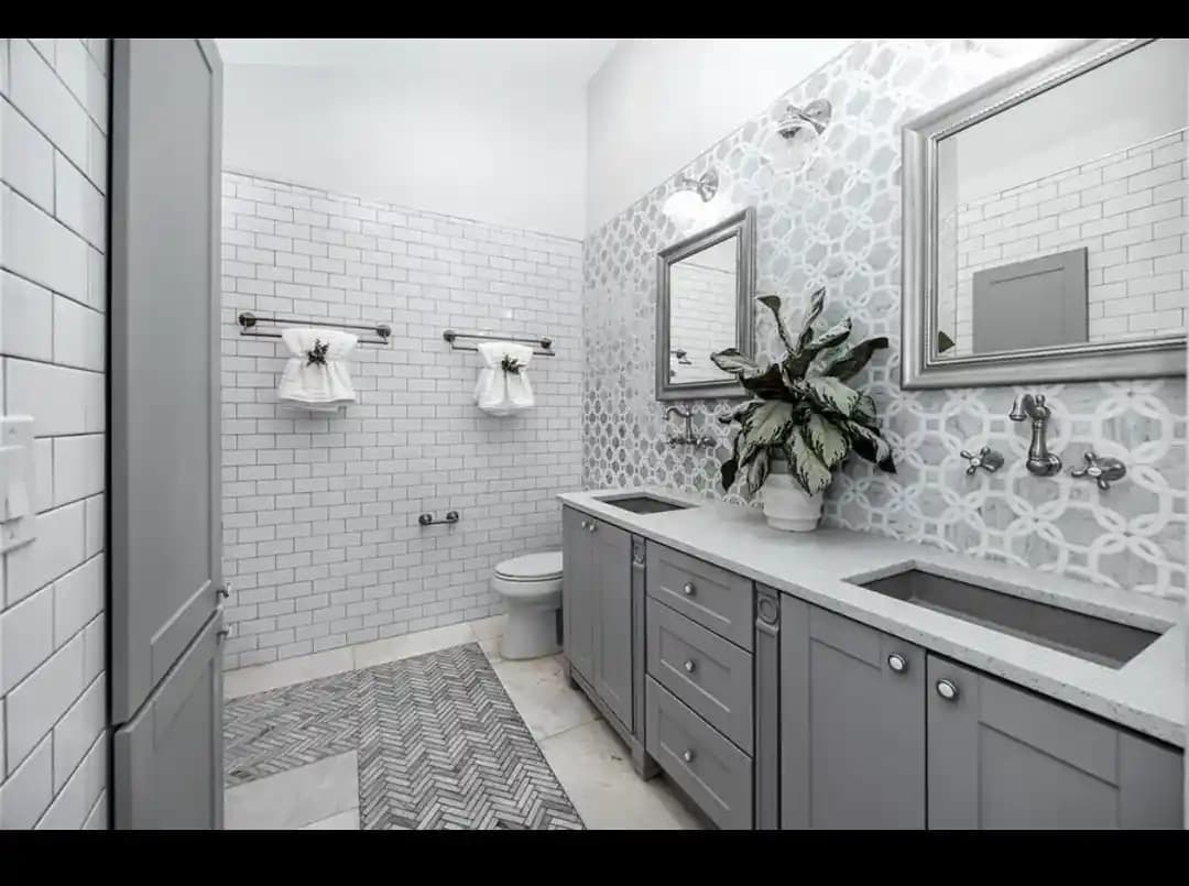 Gri Banyoları Canlandırmak İçin Pratik ve Etkili Dekorasyon Yöntemleri