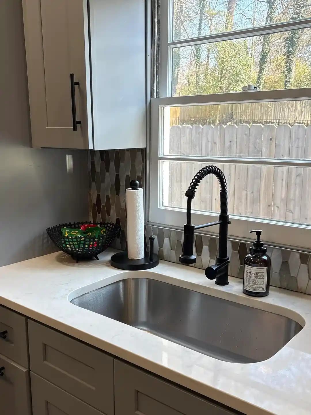 Gri Mutfaklarda Sıcak ve Canlı Atmosfer Yaratmanın Etkili Yöntemleri