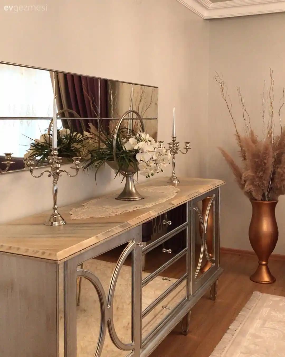 Konsol Masası Dekorasyonunda Ölçek, Yerleşim ve Uyumun Rolü ve Önemi