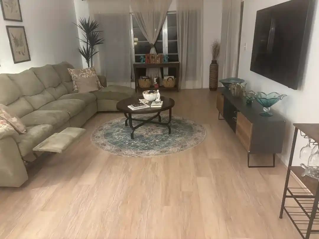 Koyu Ahşap Mobilyalarla Uyumlu Ev Dekorasyonunda Renk ve Alan Kullanımı Stratejileri