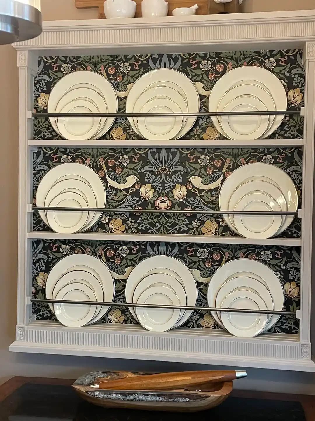 Küçük Mutfaklarda Tabak Rafı ve William Morris Strawberry Thief Duvar Kağıdı Uyumu