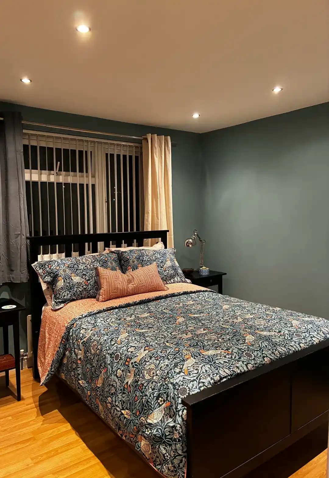 Oda Dekorasyonunda Perde Rengi Seçimi: Duvar ve Yatak Örtüsü ile Uyumun Önemi