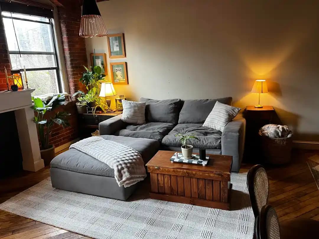 Oturma Odası Dekorasyonunda Denge ve Mekan Kullanımı: Kitaplık ve Aydınlatma İpuçları