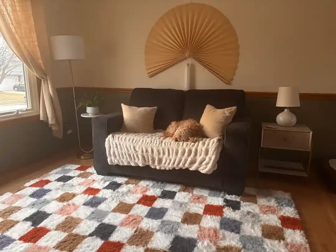 Oturma Odası Dekorasyonunda Halı ve Yastık Seçiminde Denge ve Renk Uyumu