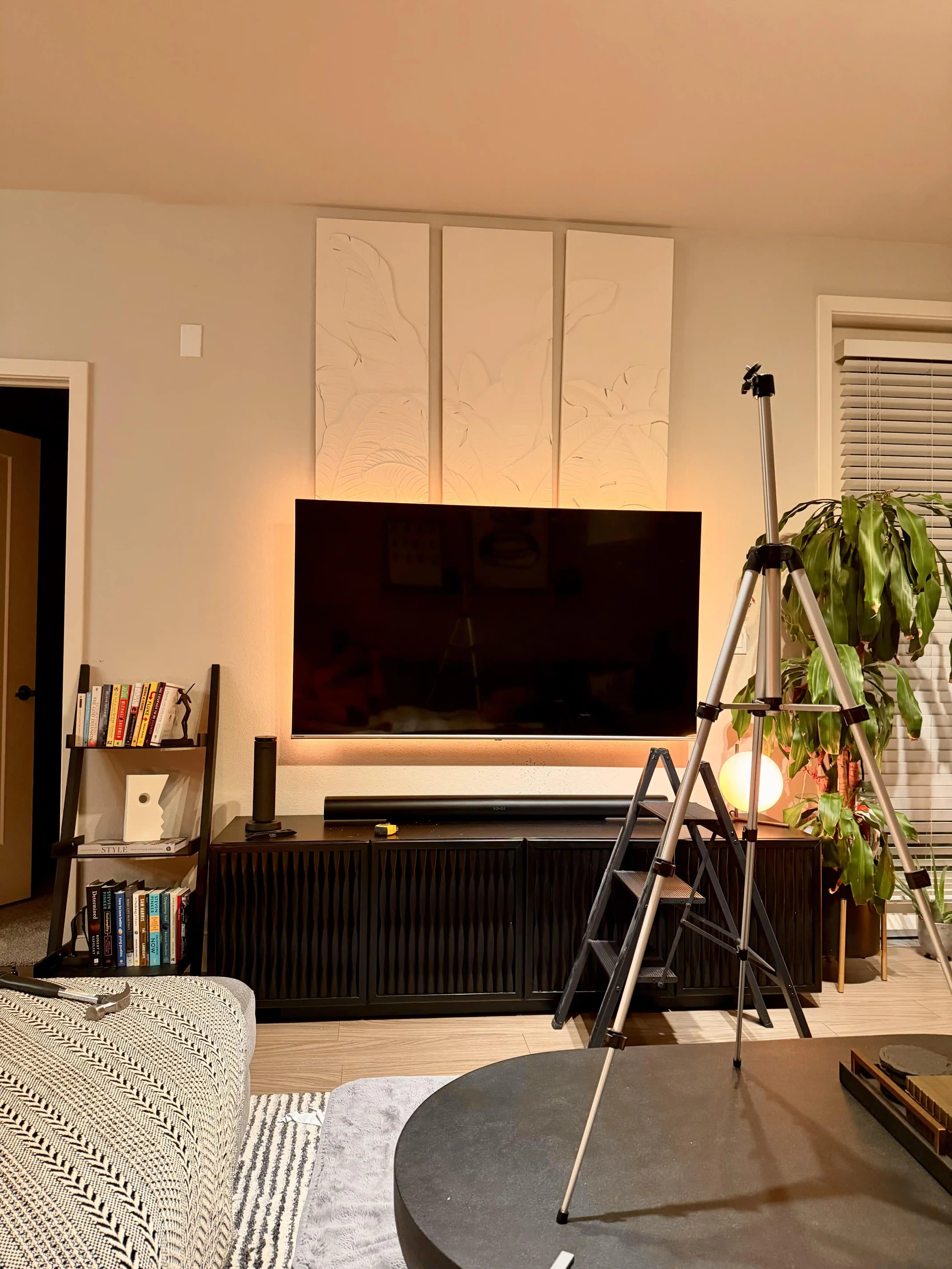 Televizyon Arkasındaki Sanatın Dekorasyona Etkisi ve Görsel Konforun Önemi