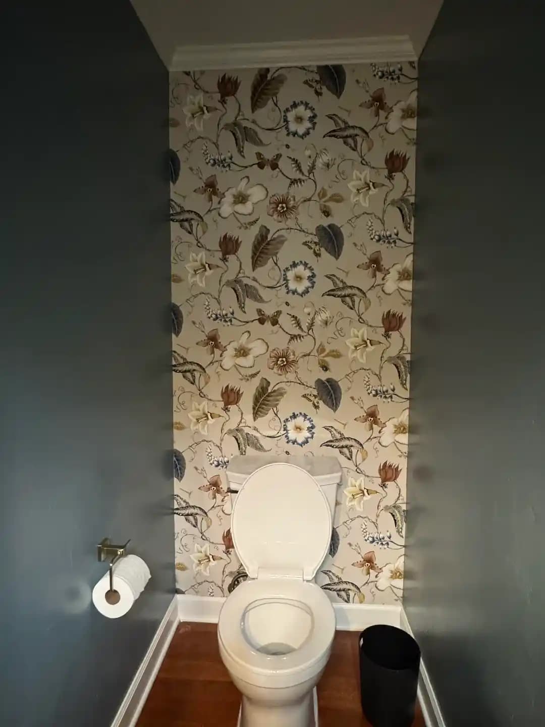 Yarı Banyoda Tuvaletin Üstündeki Duvar Dekorasyonu İçin İşlevsel ve Estetik Öneriler