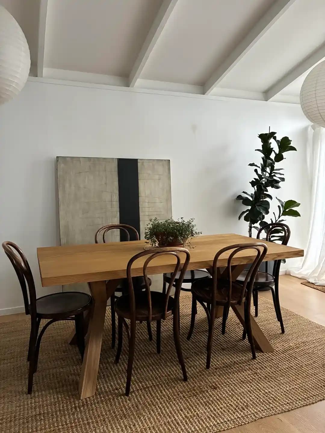 Yenilenmiş Bentwood ve Rattan Sandalyelerle Modern Yemek Alanı Tasarımı