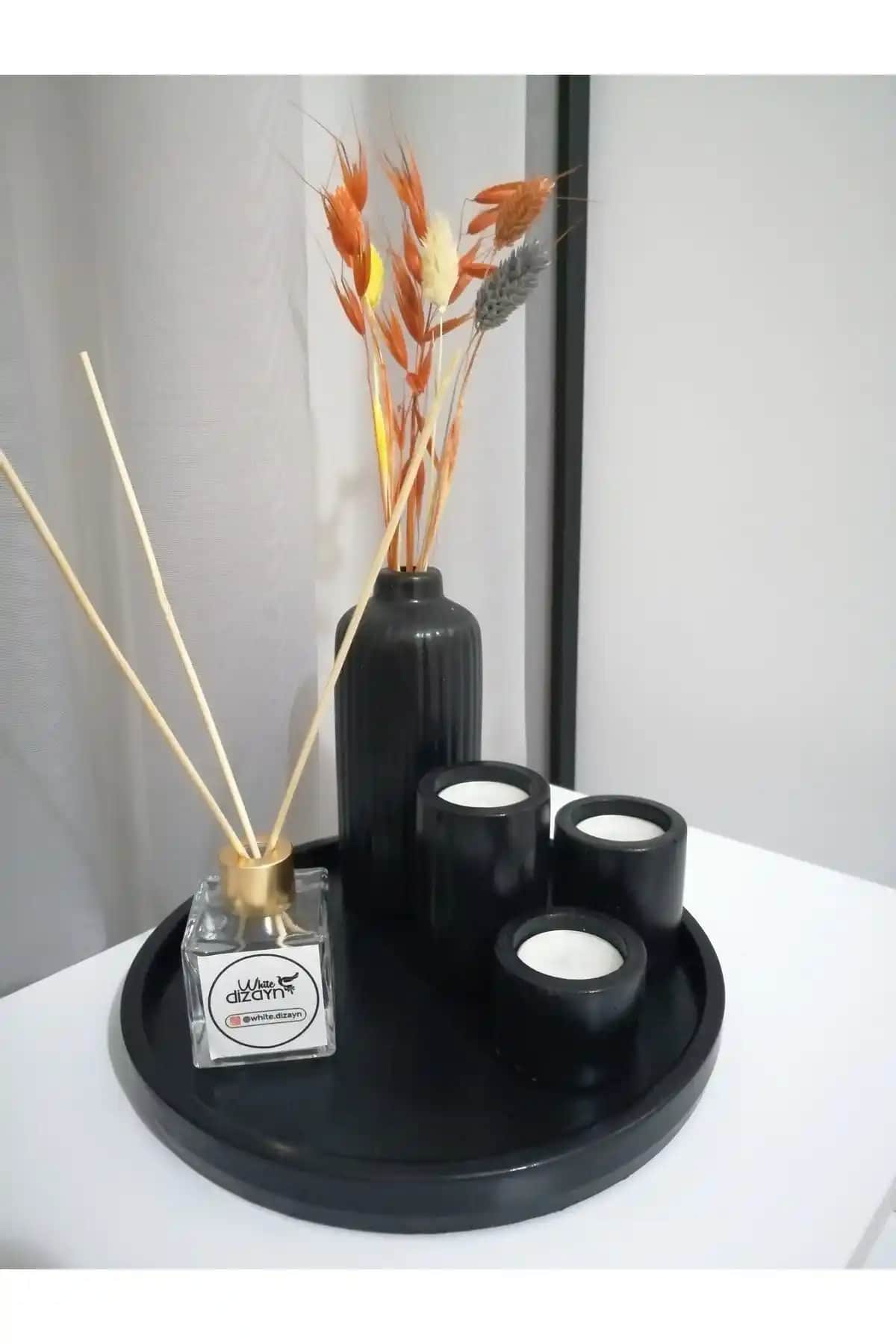 El yapımı siyah koku ve mumluk seti ile modern iç mekan tasarımı