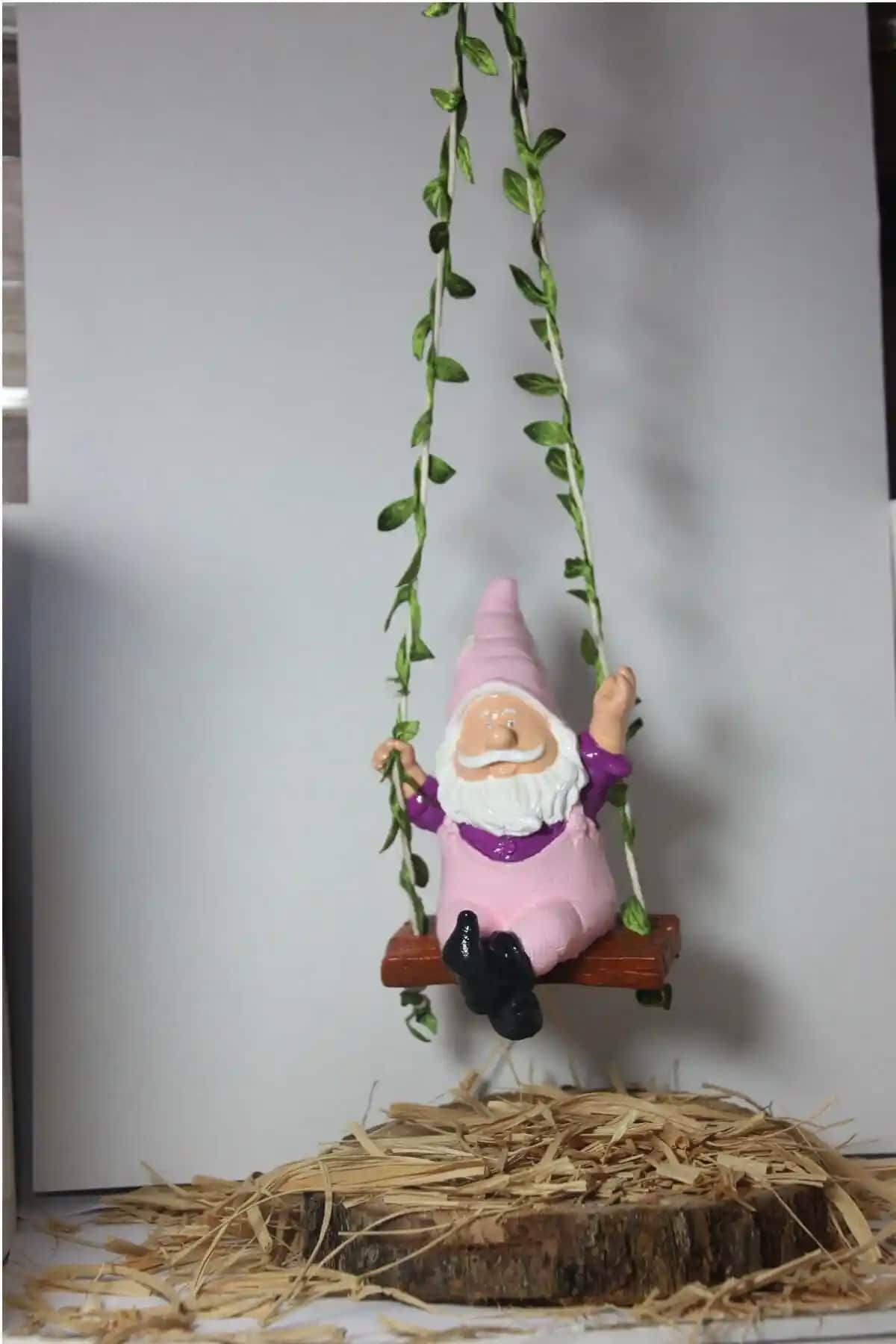 Mavi Ay Sallanan Cüce: Estetik ve Fonksiyonel Dekorasyon Objesi