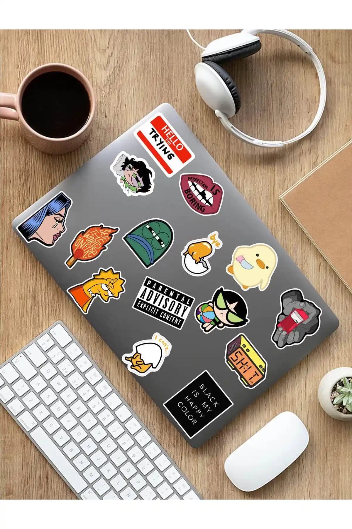 AR Sticker ve ENGINPRINT Seyahat Temalı Laptop Sticker Setleri Karşılaştırması