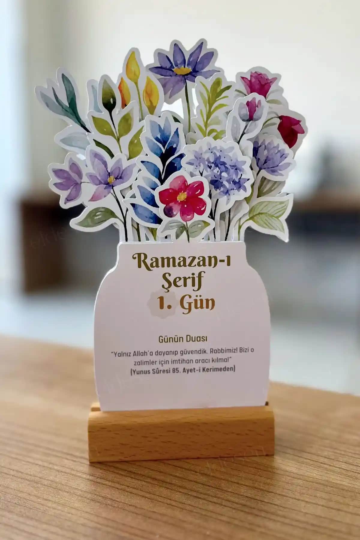 Eldesen Tasarım Ramazan Takvimi ve Etiketçi Paşa 2025 Ahşap Ayaklı Takvim Karşılaştırması