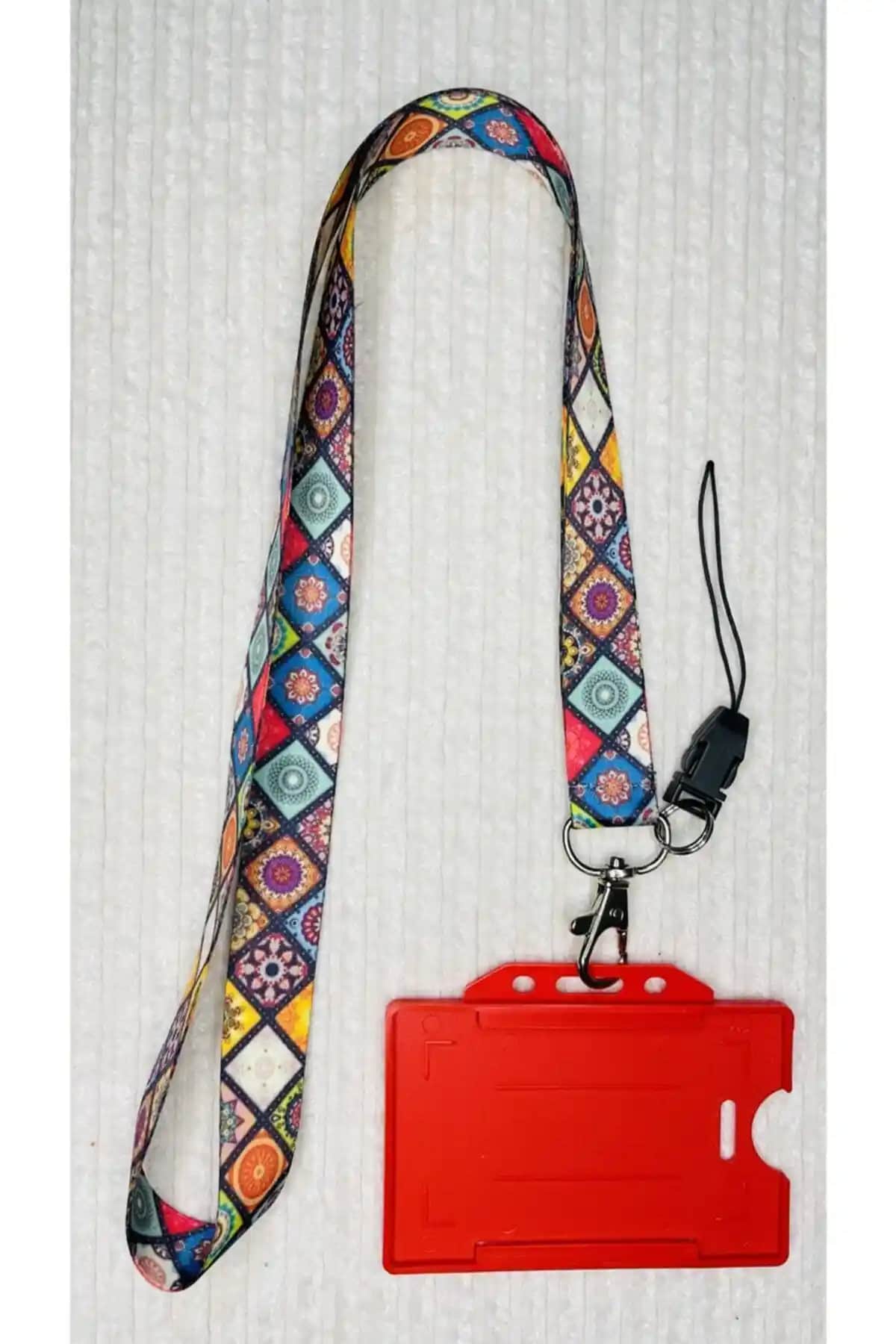 İki Popüler Boyun Askısı Ürünü Karşılaştırması: Tasarım, Malzeme ve Kullanım Alanları