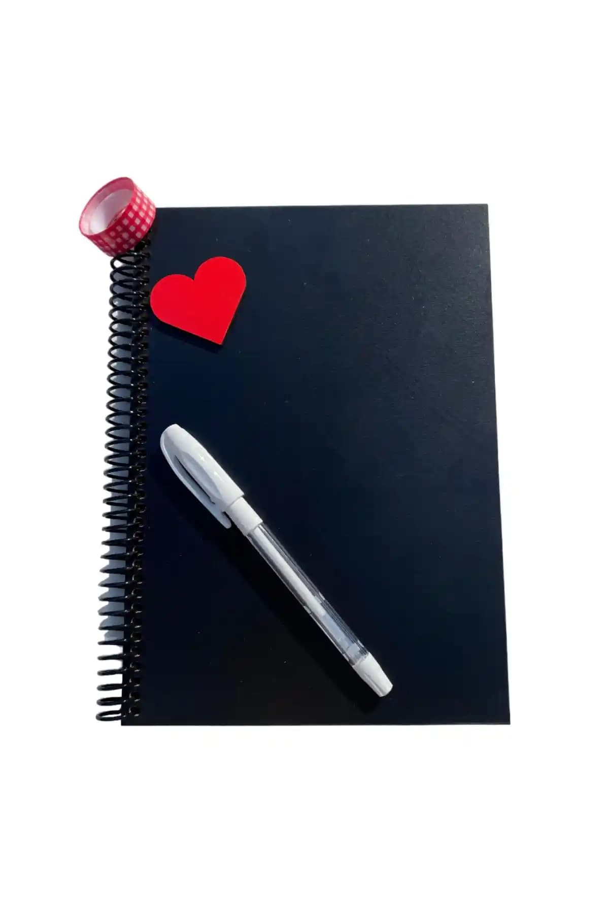 İki Siyah Defter Tasarımı Karşılaştırması: Ahşap Kapaklı ve Kalp Kesimli Modeller