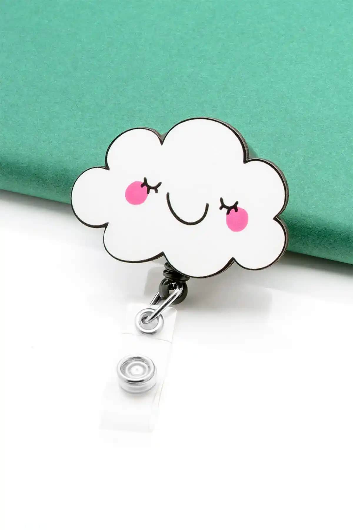 Karşılaştırmalı İnceleme: Gökyüzü Bulut Yoyo Yaka Kartığı ve Kalpli Kedi Yoyo Yaka Kartlığı