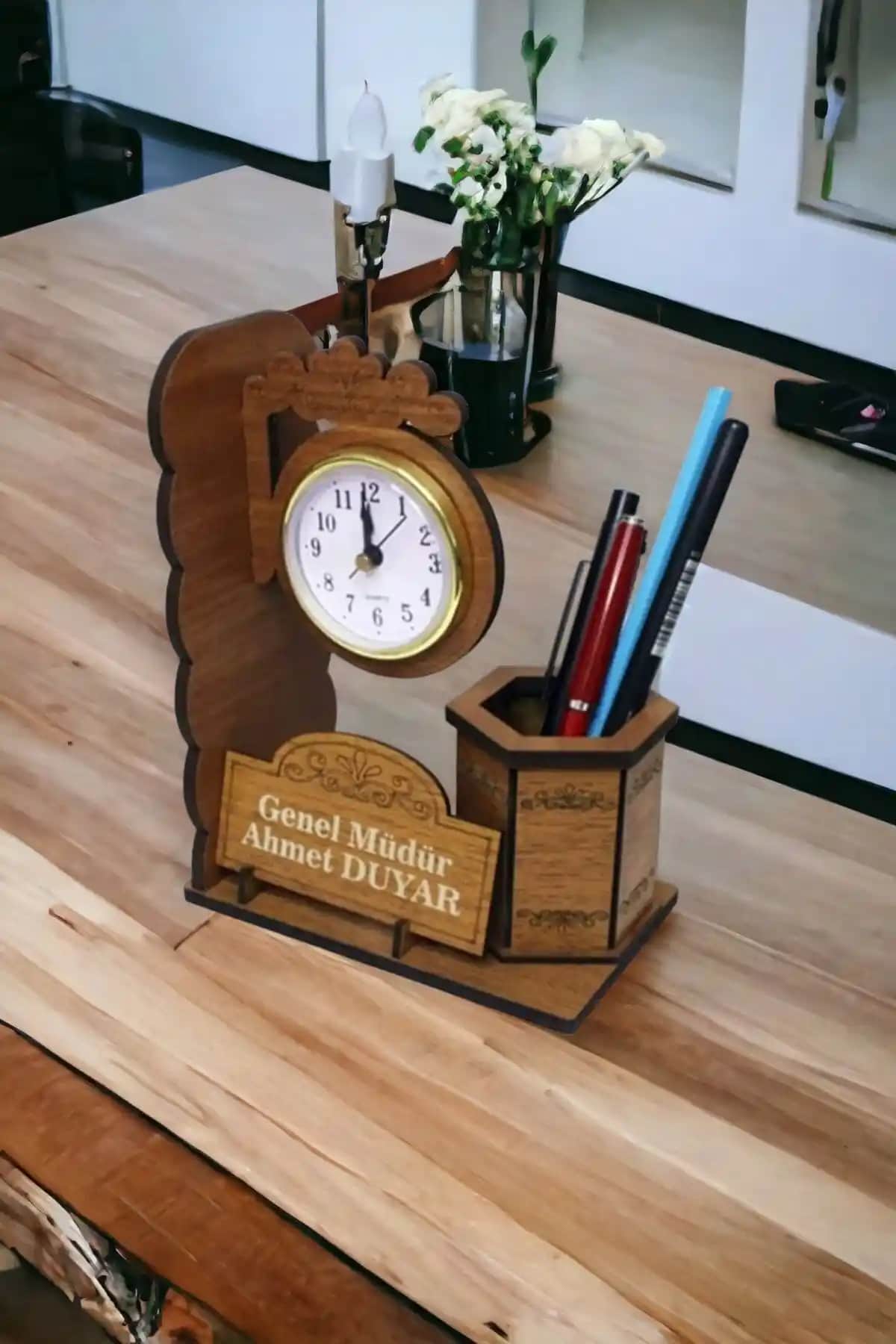 Kişiye Özel İsimlikler ve Mermer Desenli Ahşap Masa İsimliklerinin Karşılaştırması