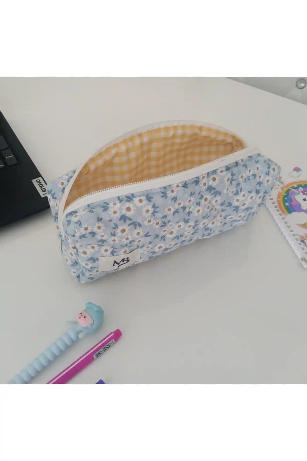 Mavi Papatya Desenli ve Papatya Temalı Kalem Çantaları Karşılaştırması