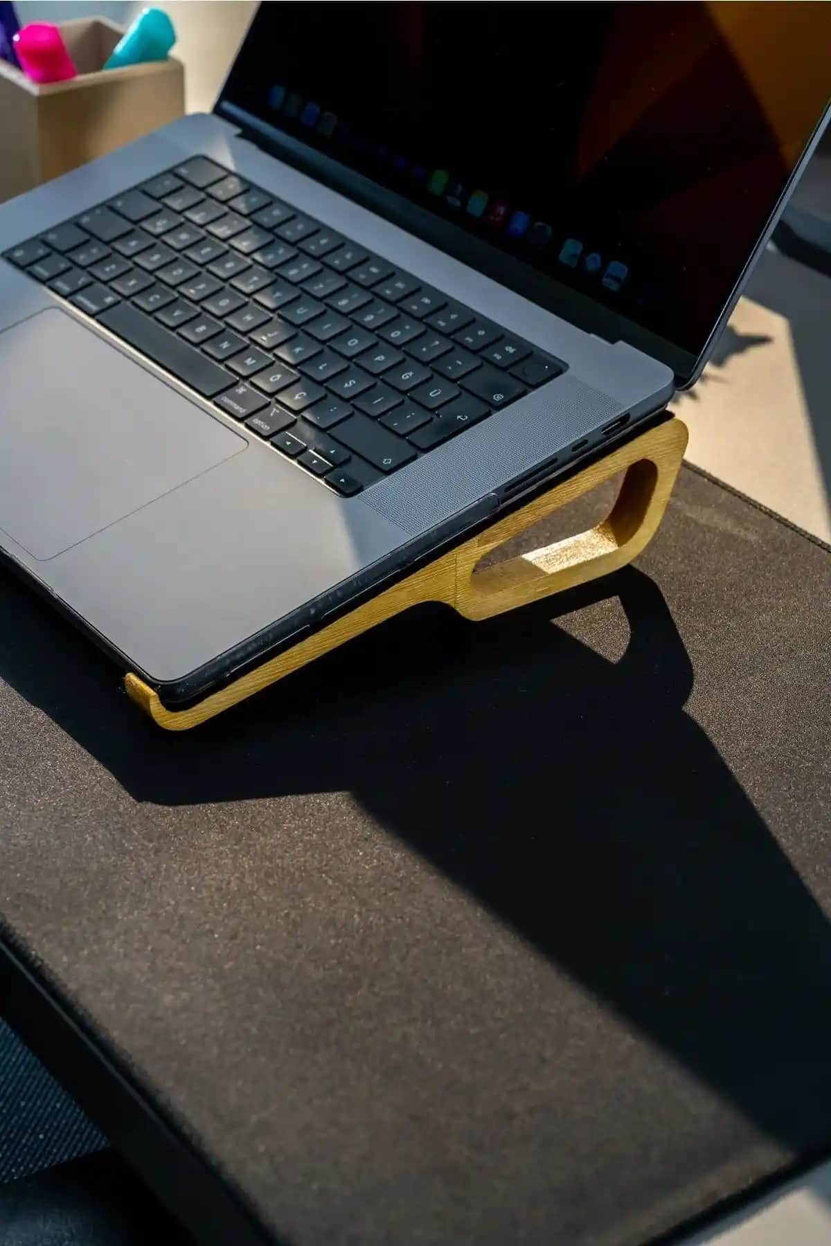 Ahşap Laptop Yükseltici: Ergonomik ve Şık Tasarım ile Çalışma Alanınızı Geliştirin
