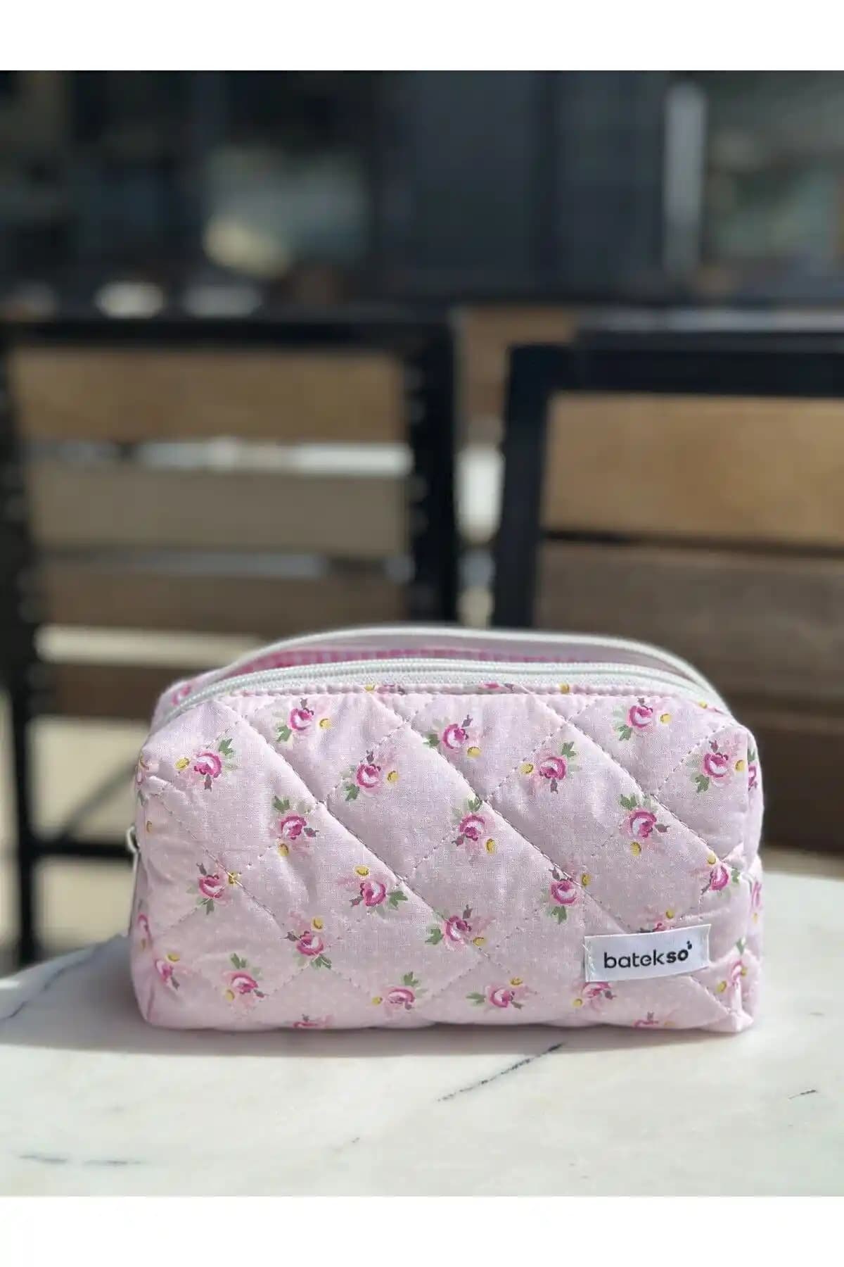 Batekso Toz Pembe Gül Desenli Kalem Çantası Şıklık ve Fonksiyonellik Bir Arada
