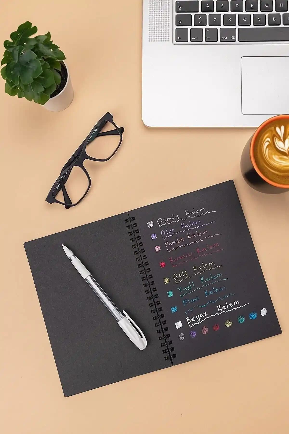 Çocuklar ve gençler için şık ve fonksiyonel siyah yapraklı spiral defter 14x20 cm