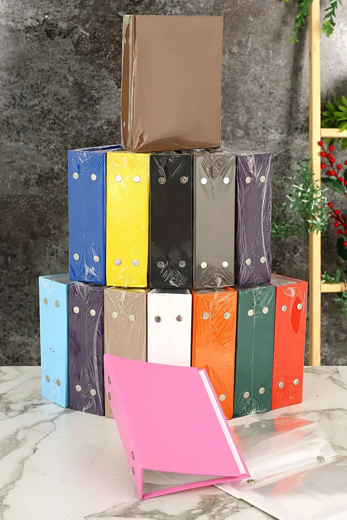 GünTech 10x15 100'lü deri pencereli fotoğraf albümü estetik ve kullanışlı tasarımıyla dikkat çeker