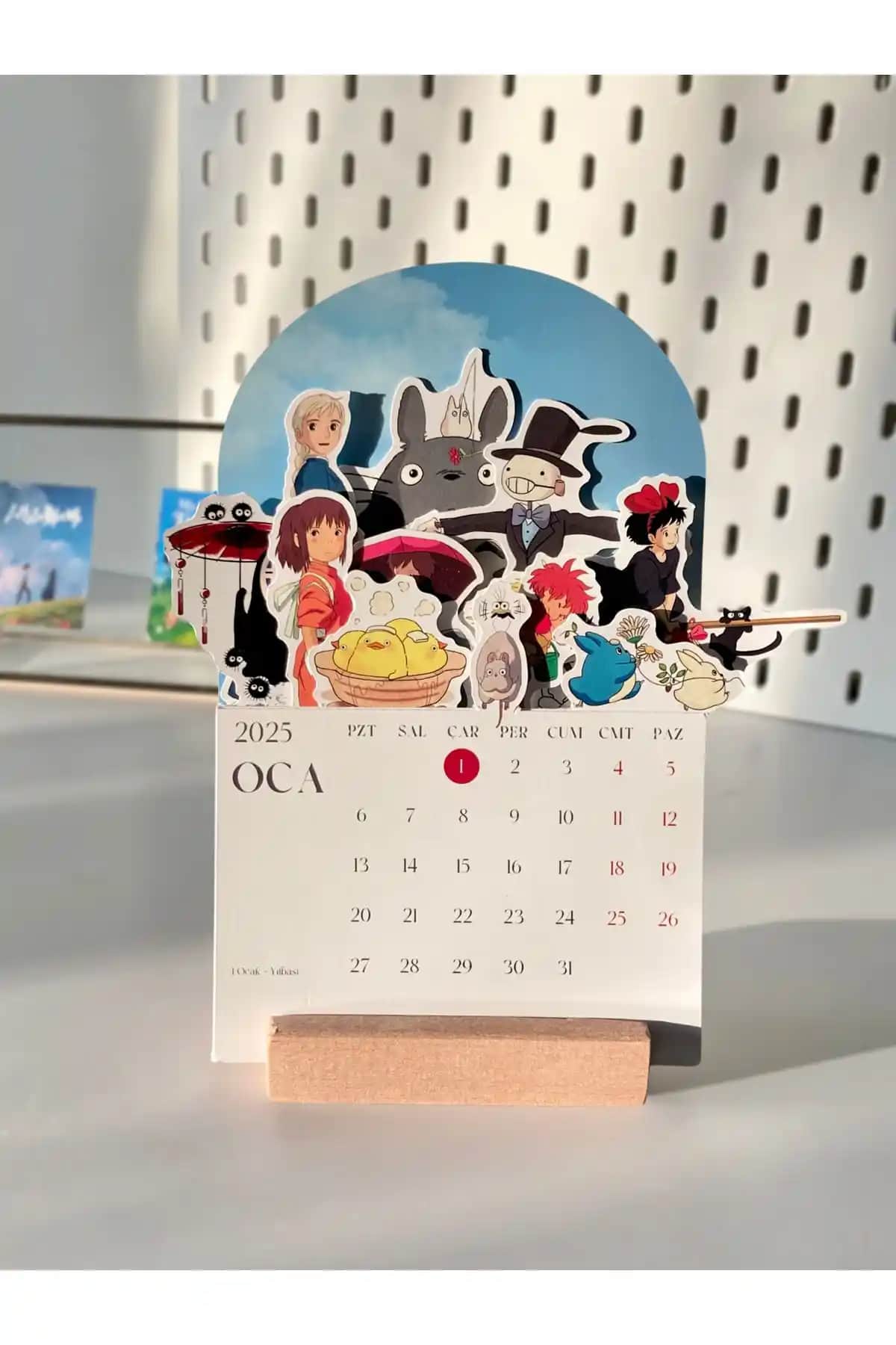 Hume Craft 2025 Miyazaki Temalı Ahşap Standlı Masa Takvimi - Dekoratif ve Fonksiyonel Tasarım