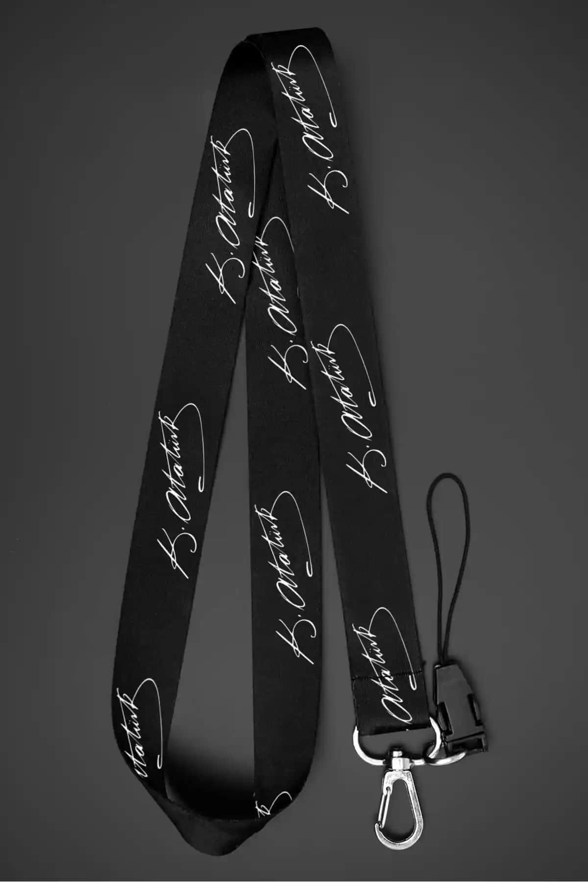 Mustafa Kemal Atatürk imzalı yaka kartı askısı - şık ve dayanıklı tasarım, çeşitli renk seçenekleri