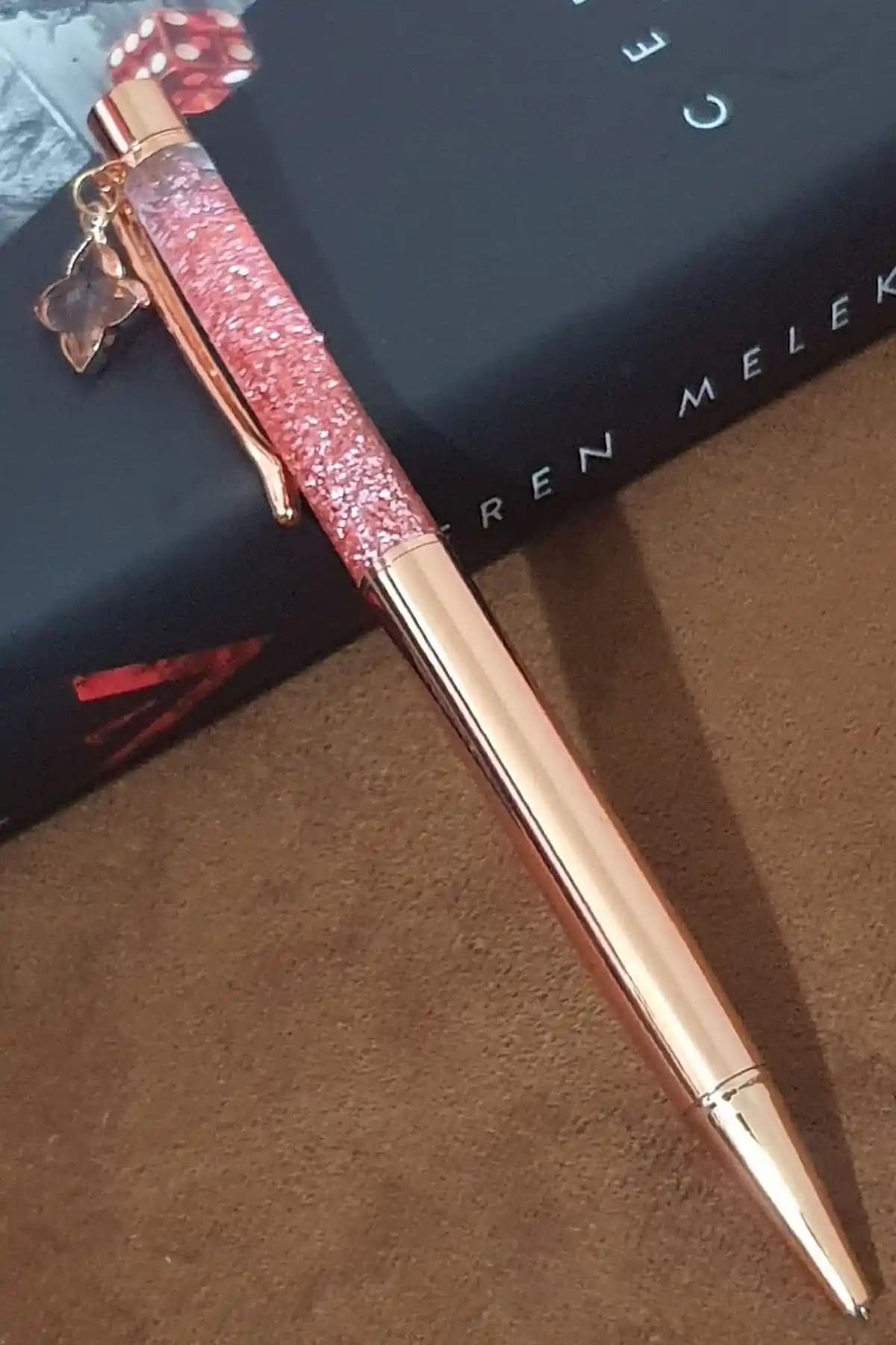 Tusah Taşlı ve Simli Tükenmez Kalem: Şıklık ve İşlevselliğin Bir Arada Sunumu