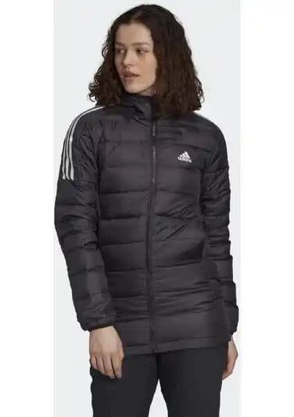 adidas Essentials Down Hooded Kadın Parka GH4590: Şıklık ve Sürdürülebilirlik ile Soğuk Havalara Karşı Koruma
