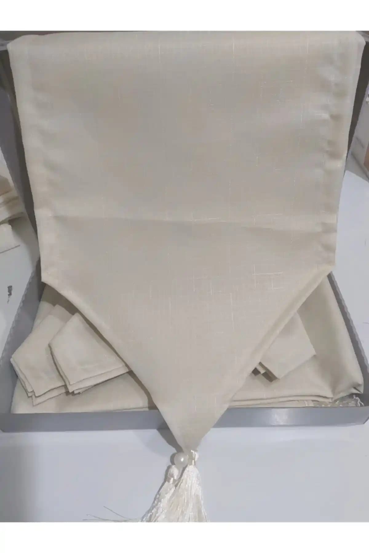 Diana Bej Masa Örtüsü Takımı: Şık ve Fonksiyonel Modern Masa Düzeni Seti