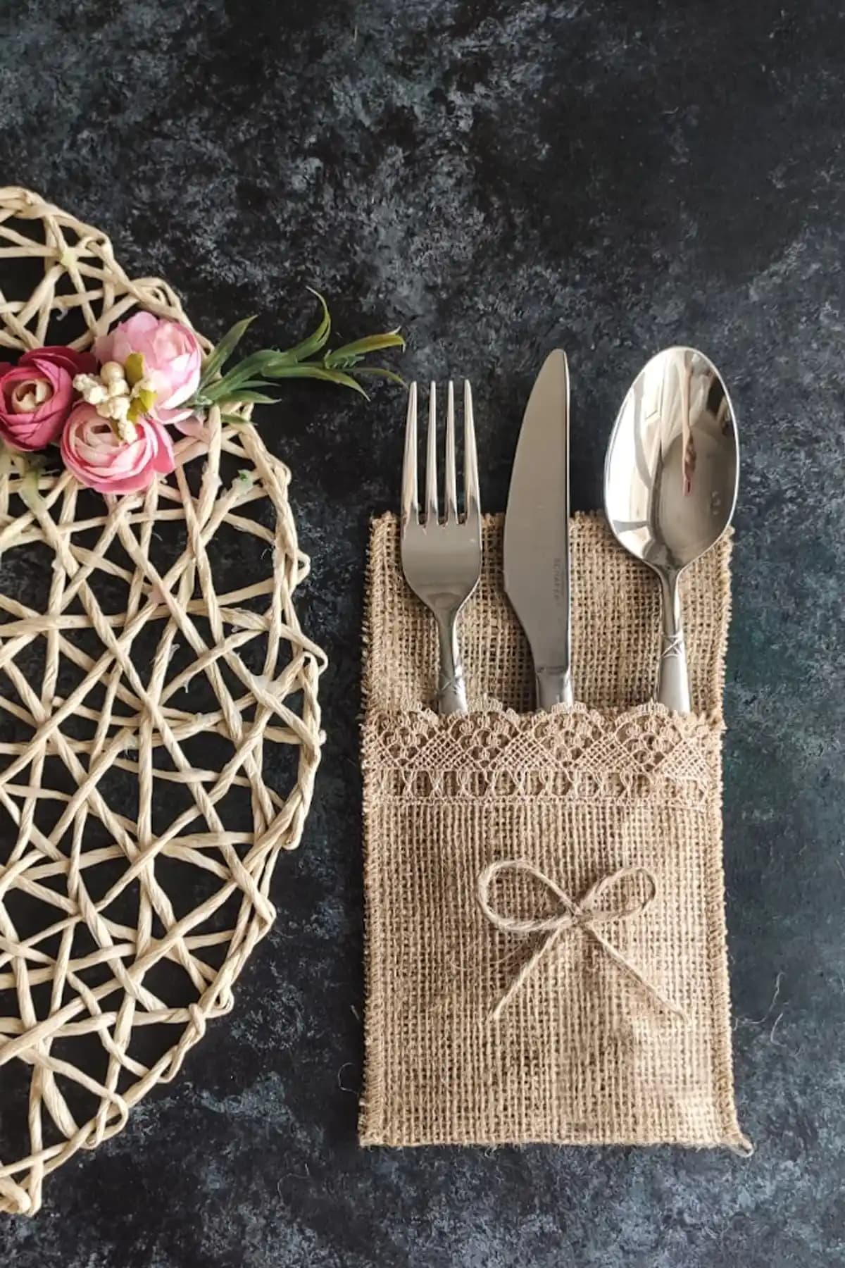 Doğal Kumaş ve Şık Tasarıma Sahip Masa Örtüsü ve Peçete Seti Çeyizci Tekstil