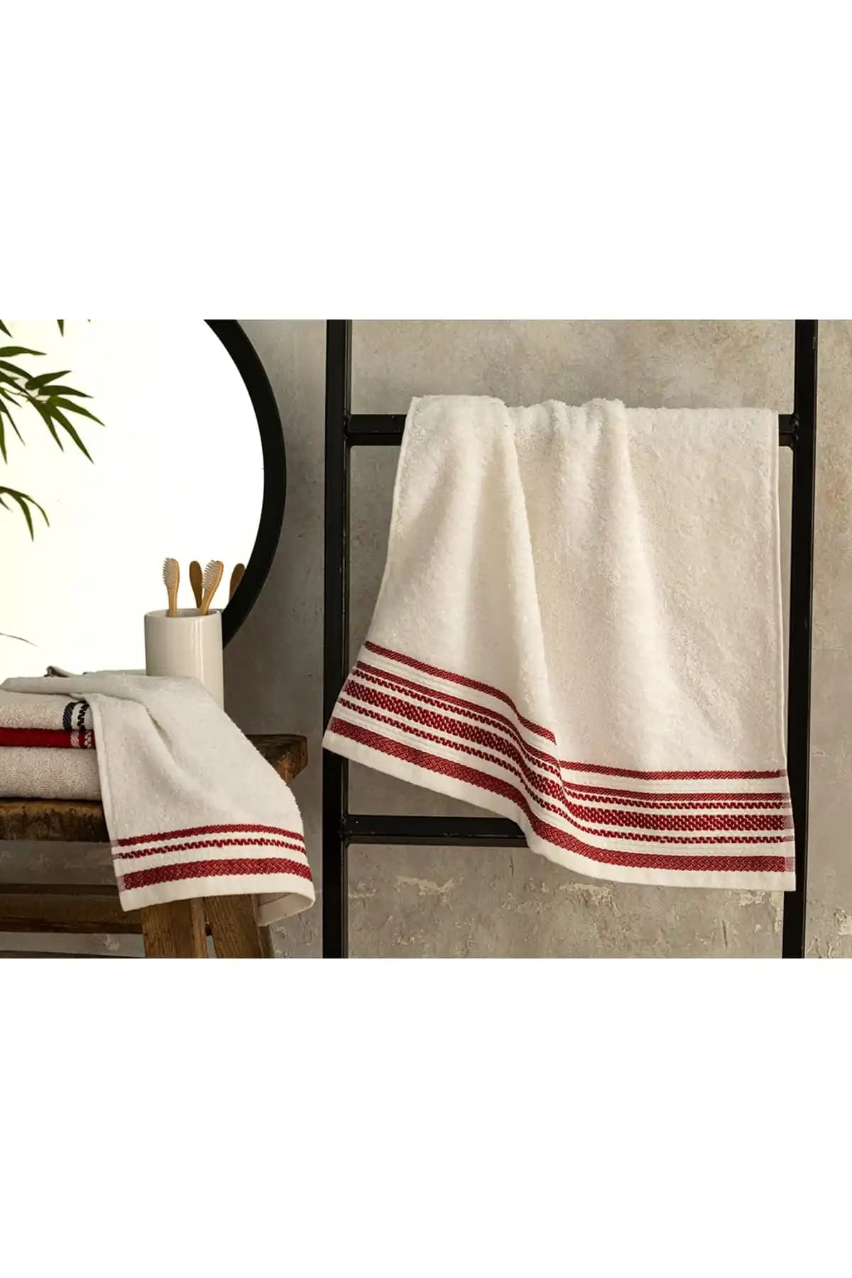 English Home Polka Dot Pamuklu Yüz Havlusu Şıklık ve Fonksiyonelliği Bir Arada Sunar