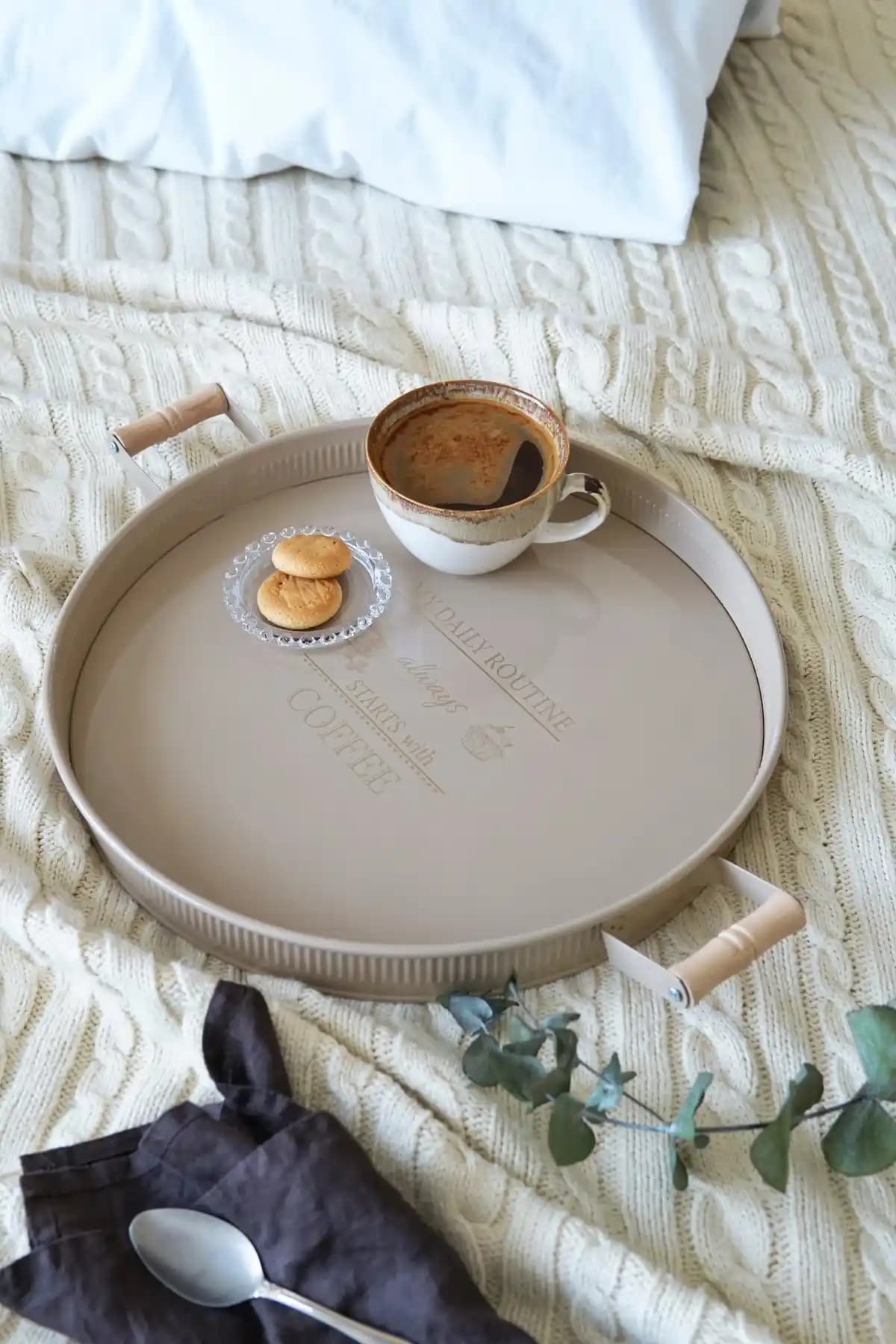 Evle Ahşap Kulplu Yuvarlak Tepsi 37 cm - Dayanıklı ve Şık Dekoratif Servis Tepsisi