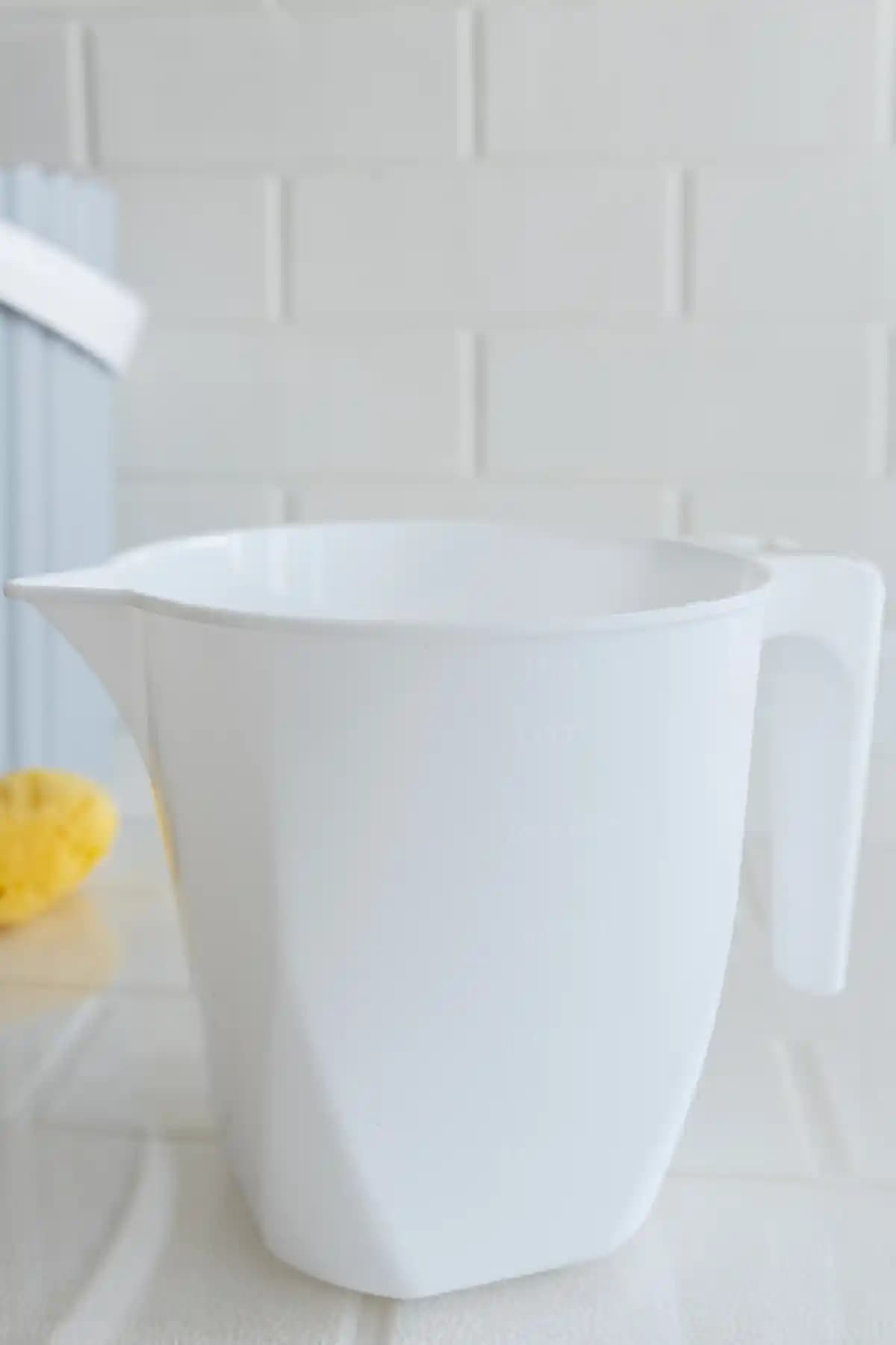 Flora 1,5 L Beyaz Plastik Maşrapa Dayanıklı ve Estetik Tasarımıyla Kullanışlılık Sunar