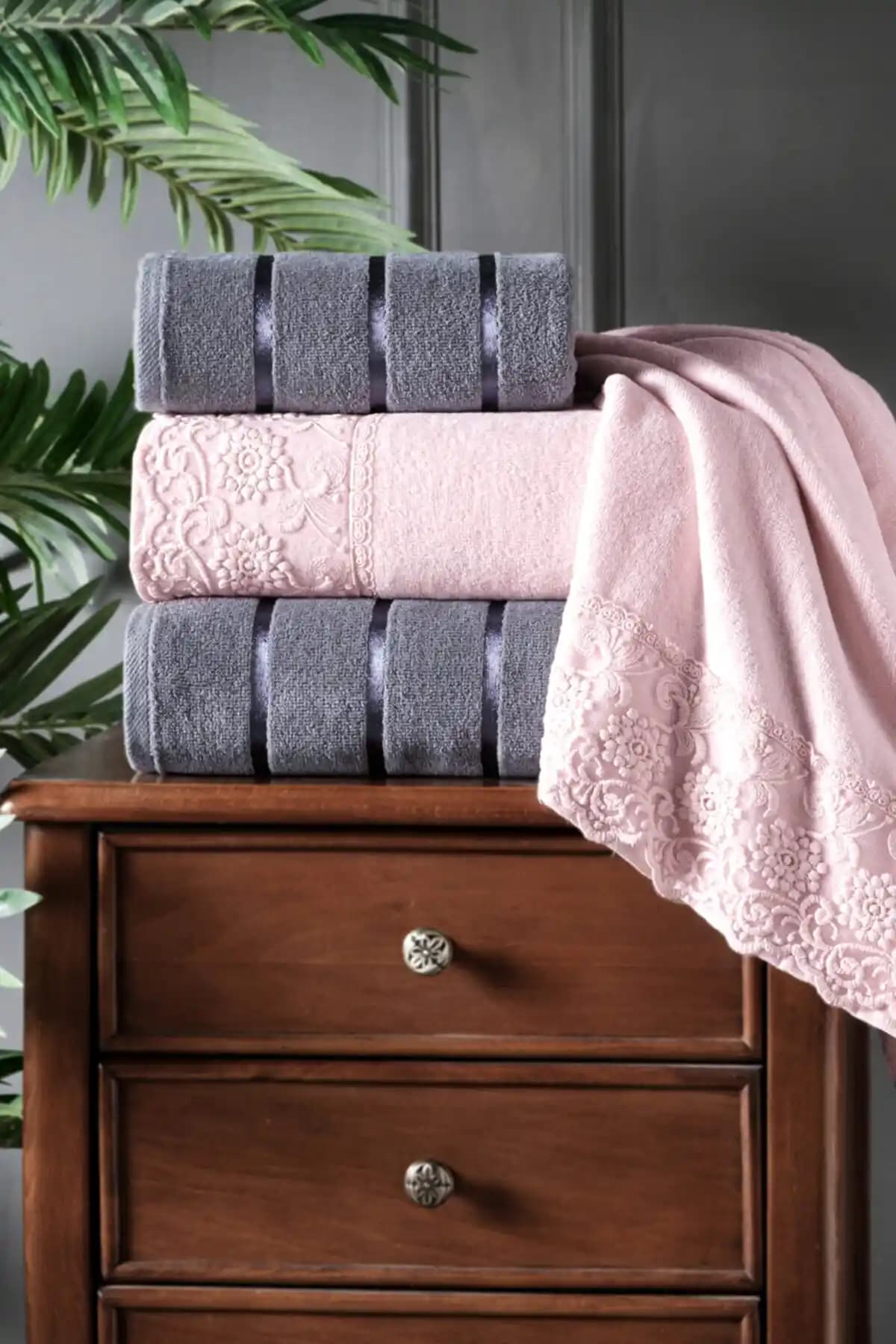 Güvenal Nilüfer 4 Parça Kadife Güpürlü Havlu Seti Modern ve Şık Tasarım