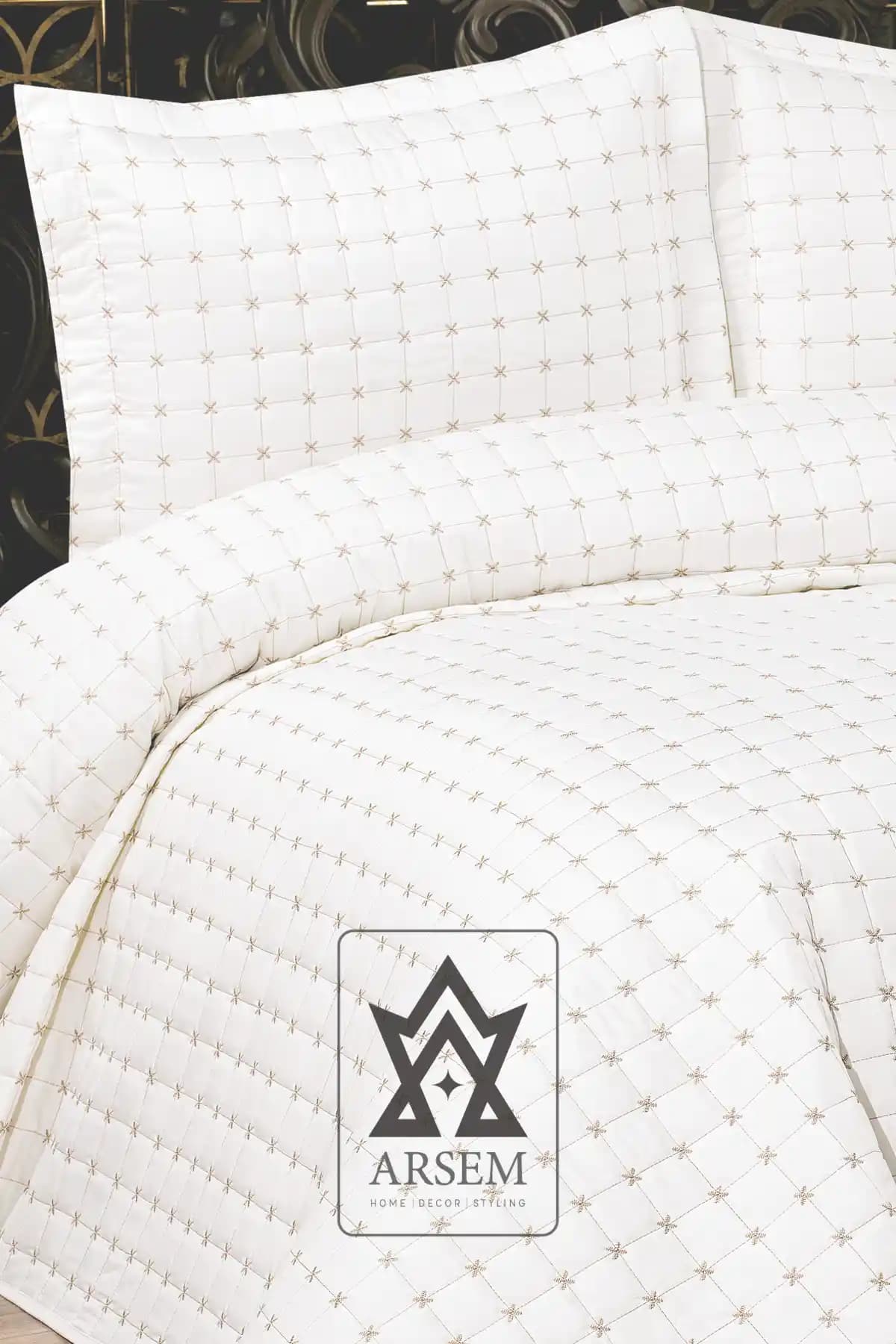 Hayal Krem Kapitone Yatak Örtüsü: Şık ve Dayanıklı Tasarım ile Yatak Odası Dekorasyonunu Tamamlar