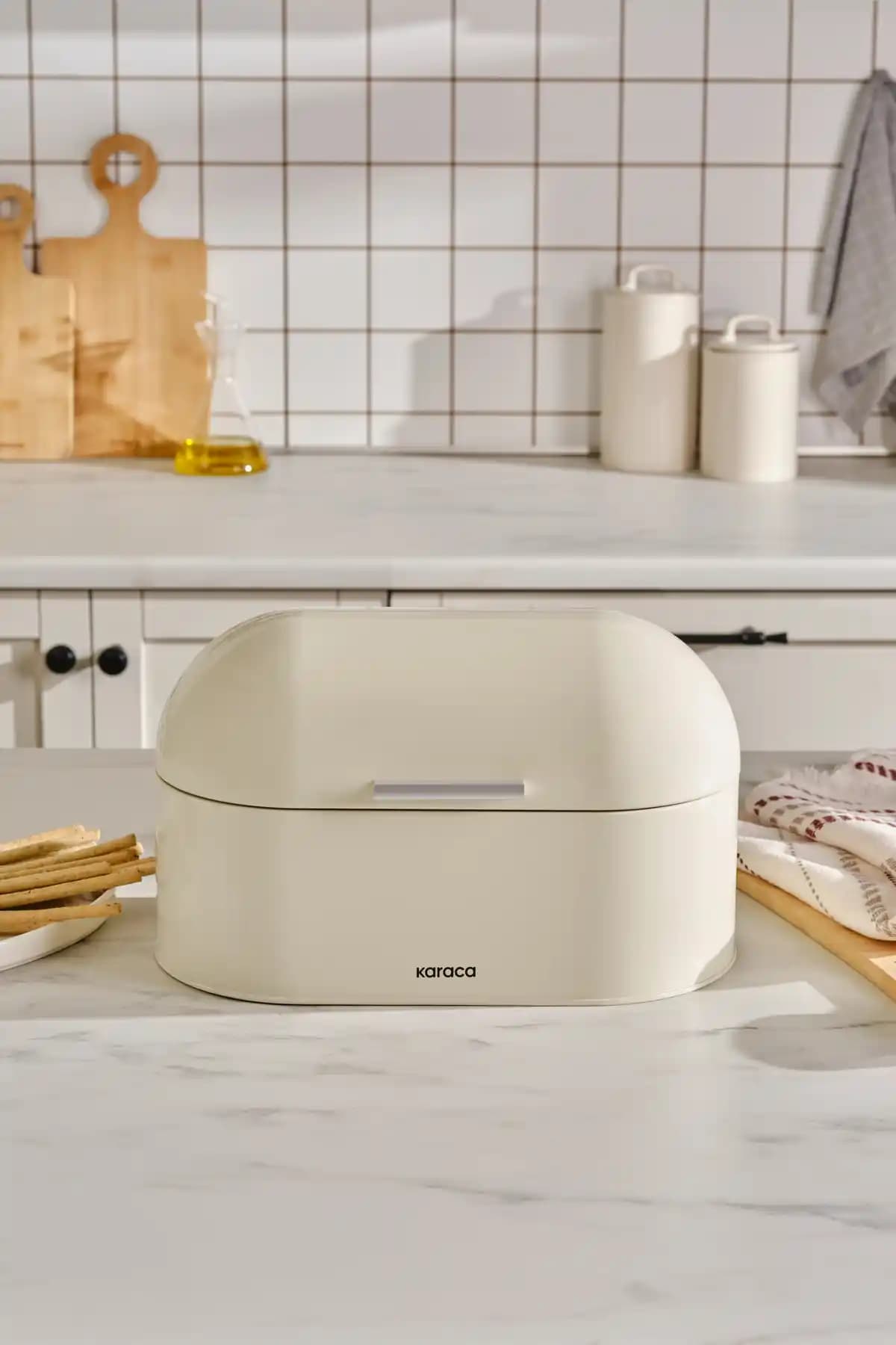 Karaca Dustin Ekmek Kutusu: Modern ve Dayanıklı Metal Saklama Çözümü