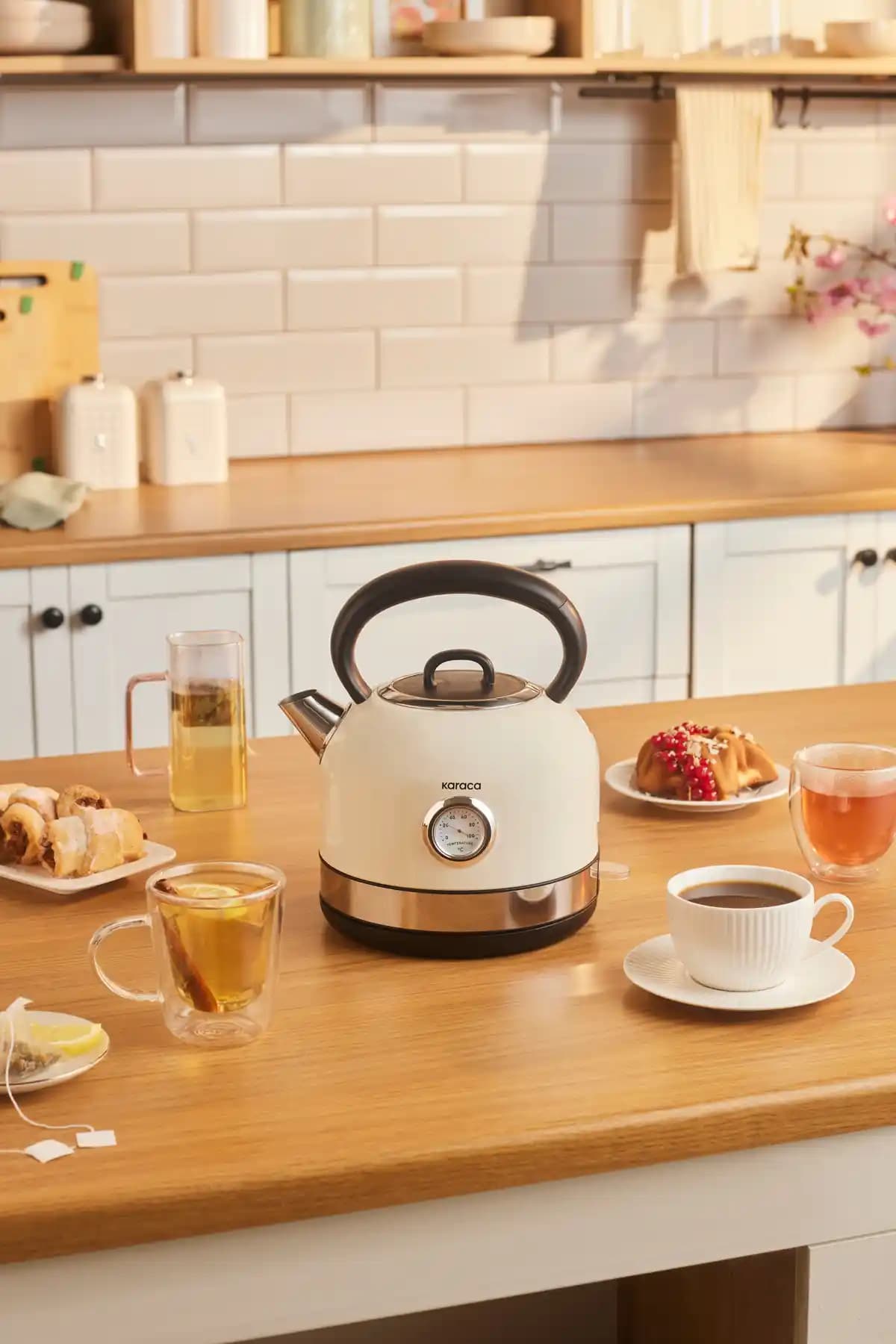 Karaca Retro 2202 Su Isıtıcısı: Estetik ve Güçlü Performansıyla Mutfaklarınızın Vazgeçilmezi