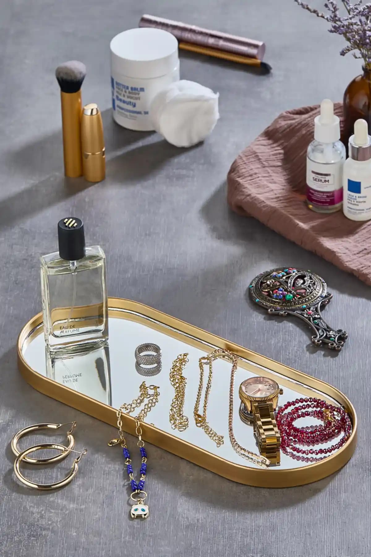 Leila Oval Aynalı Sunumluk: Şık ve İşlevsel Dekoratif Ürünler