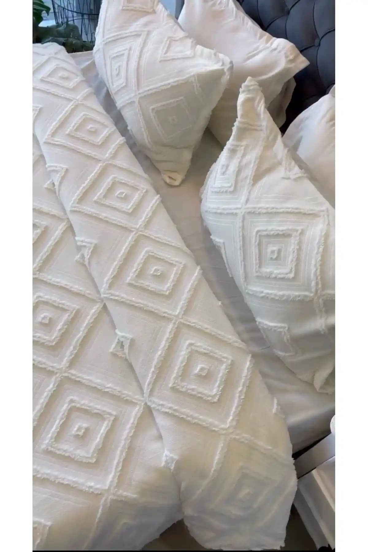 LUSSO Iskandinav Çift Kişilik Yatak Örtüsü: Şıklık ve Konforun Zarif Buluşması