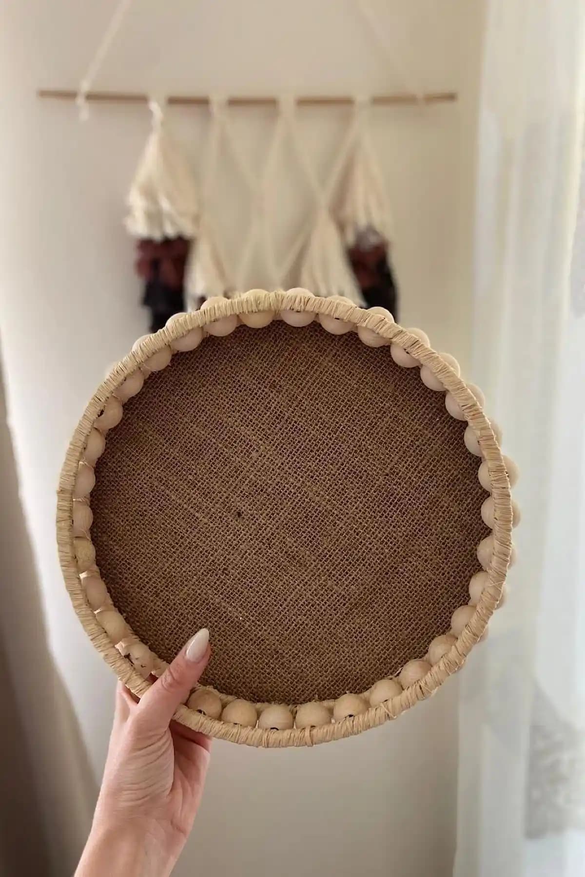 MİEN HOME El Yapımı Ahşap Hasır Boncuklu Doğal Rafya Tepsi Sunumluk 28x28 cm