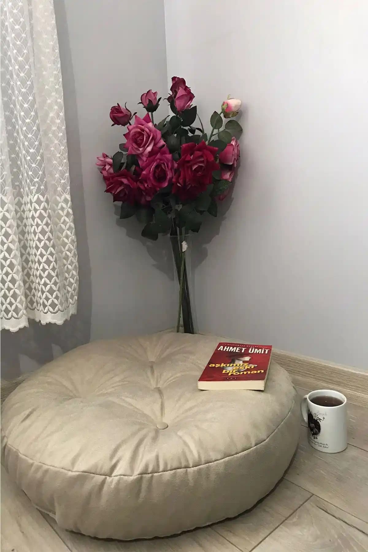 Modern ve Konforlu Bej Rengi Yuvarlak Mini Yer Pufu ile Oturma Alanlarınızı Geliştirin