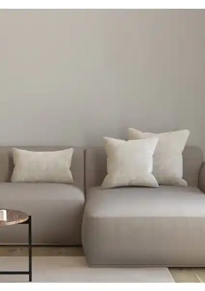 Pastel Kadife Dokulu Ekru Renk Kırlent Yastık Kılıfı Şıklık ve Fonksiyonellik Sunar