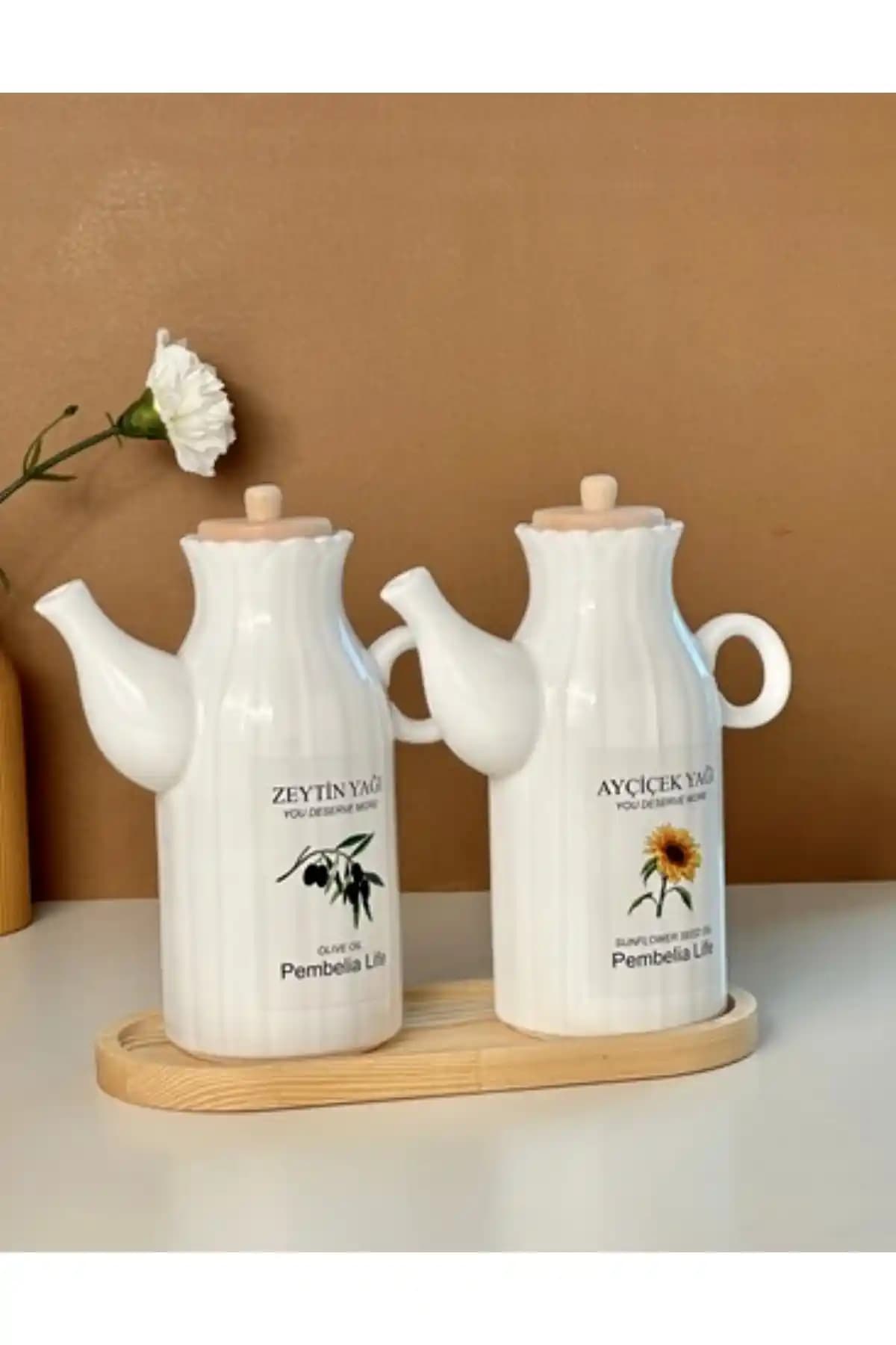 Pembelia Life 2'li Porselen Yağdanlık ve Bambu Altlık Seti Şıklık ve Fonksiyonellik Sunar