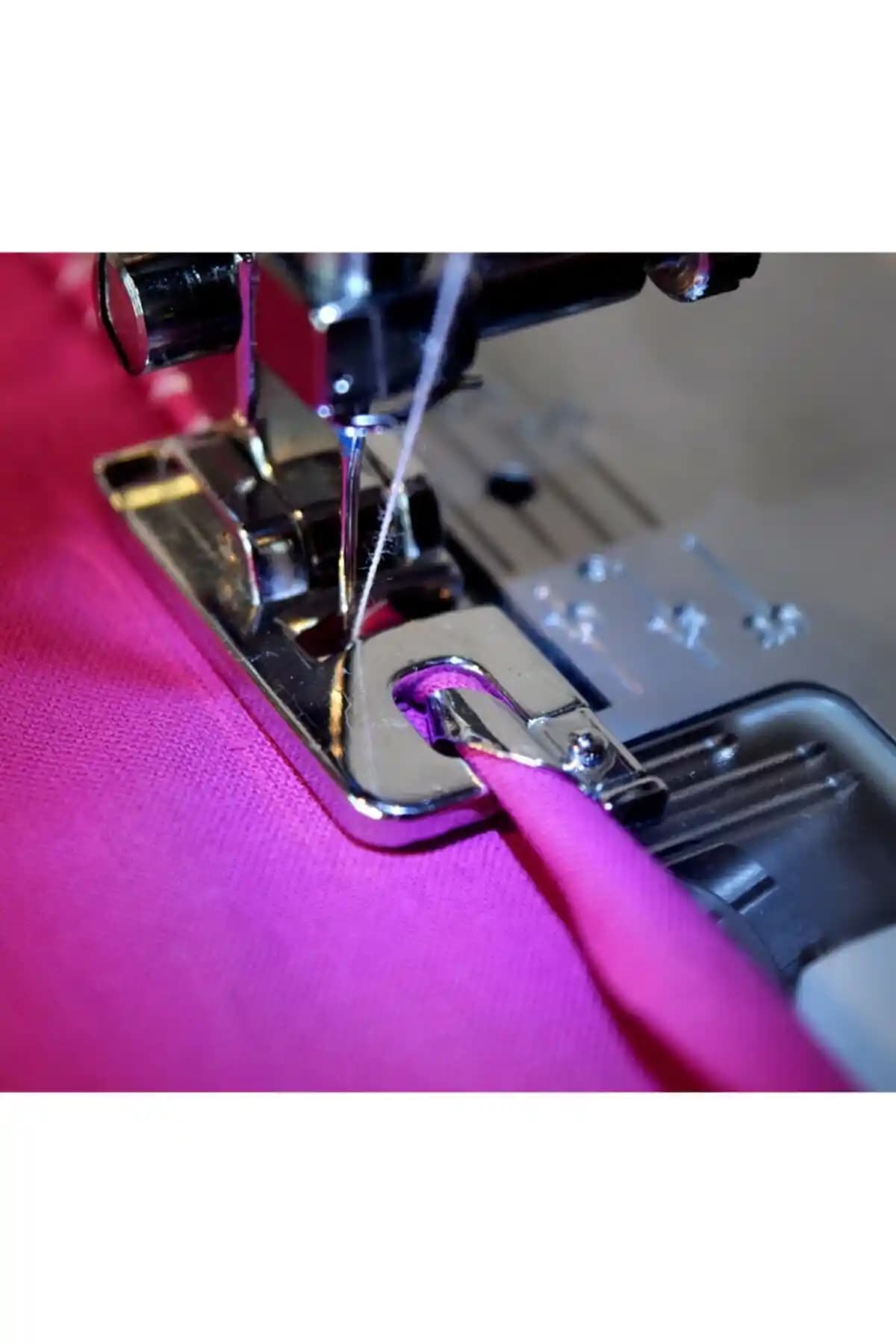 SINGER Sınger 30685 Kıvırma Ayağı: Ev Tipi Dikiş Makineleri İçin Uygun ve Dayanıklı Aksesuar