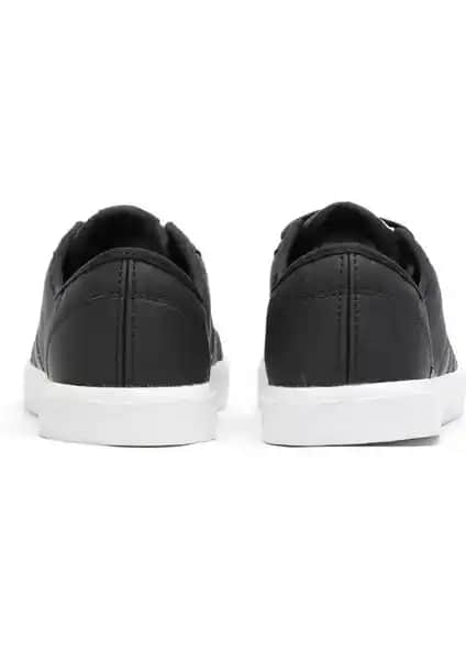 Hummel Stockholm Nubuq Spor Ayakkabı: Şıklık ve Konforu Bir Arada Sunan Modern Tasarım