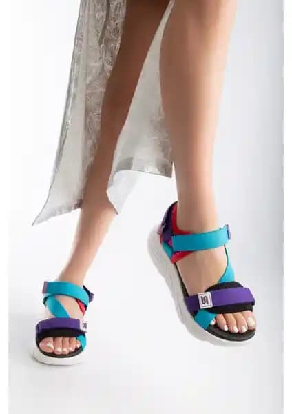 Kadınlar İçin Şık ve Konforlu Günlük Spor Sandalet Tasarımı ve Özellikleri