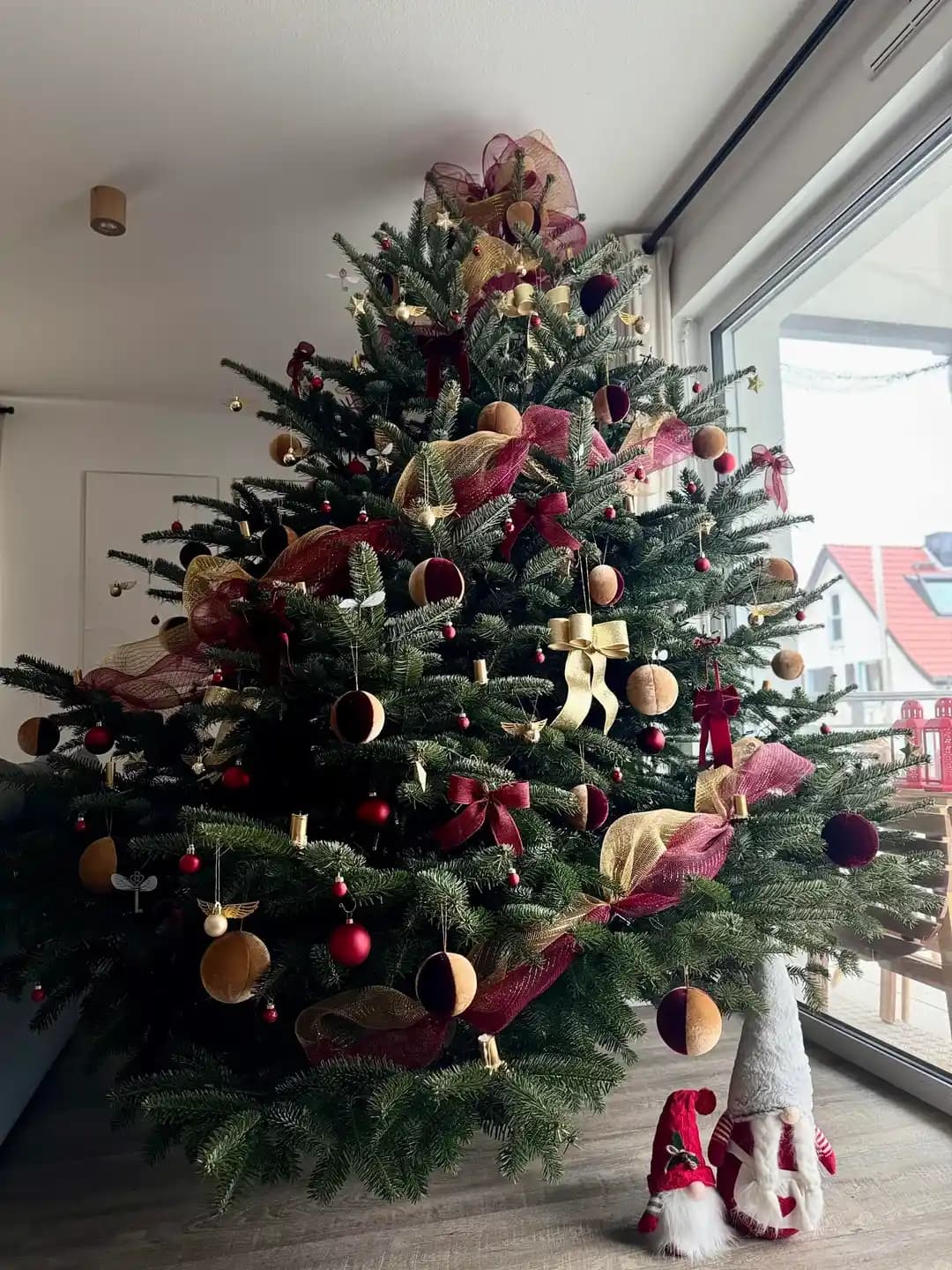 El Yapımı Gryffindor Temalı Noel Ağacı ve Kadife Süslemelerinin Detaylı Yapımı