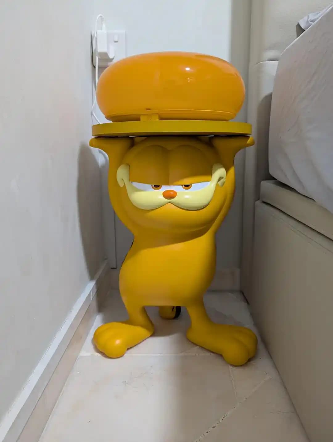 Garfield Table: Uygun Fiyatlı ve Fonksiyonel Yatak Odası Yan Sehpası Seçeneği