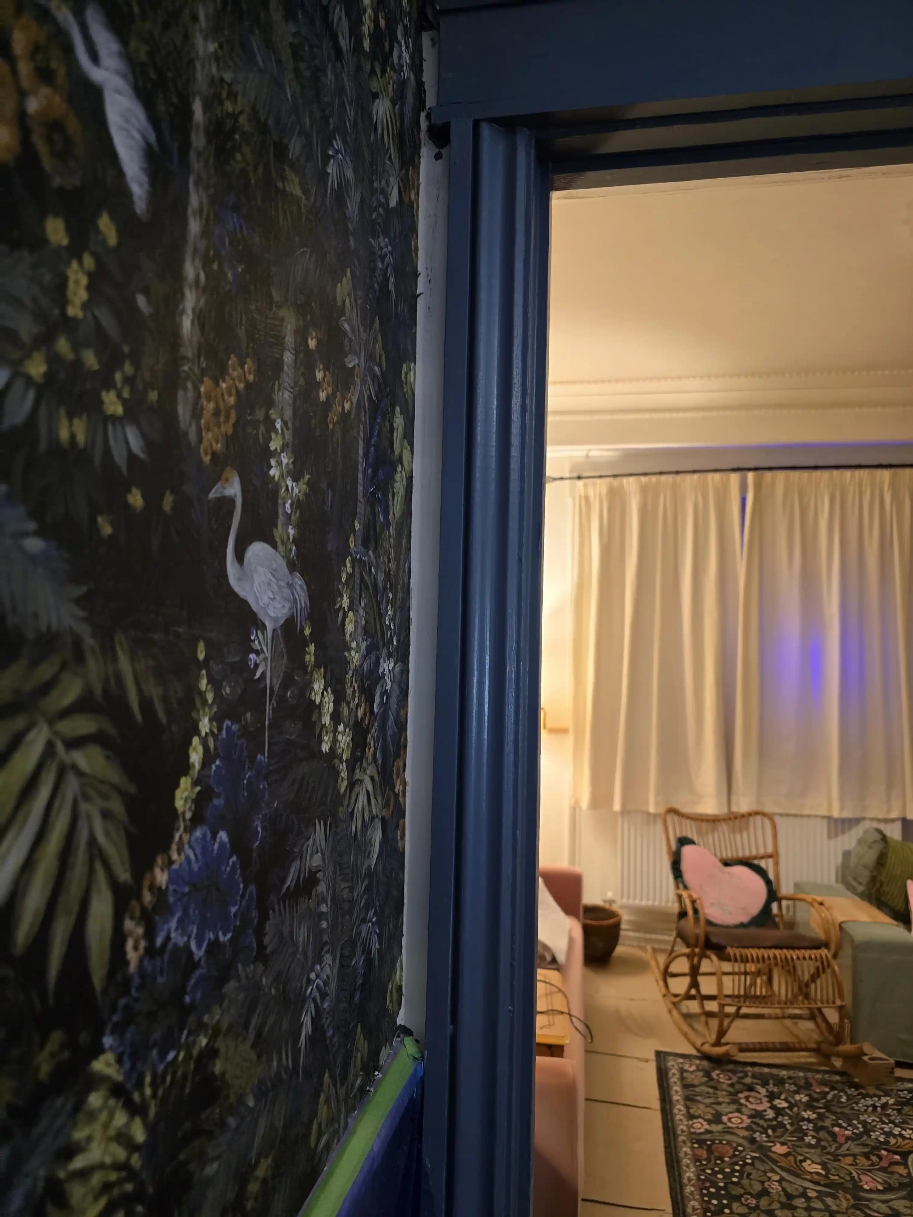 Köşe ve Kapı Çerçevesi Arasındaki Dar Boşluklarda Duvar Kağıdı Uygulaması Teknikleri ve Zorlukları