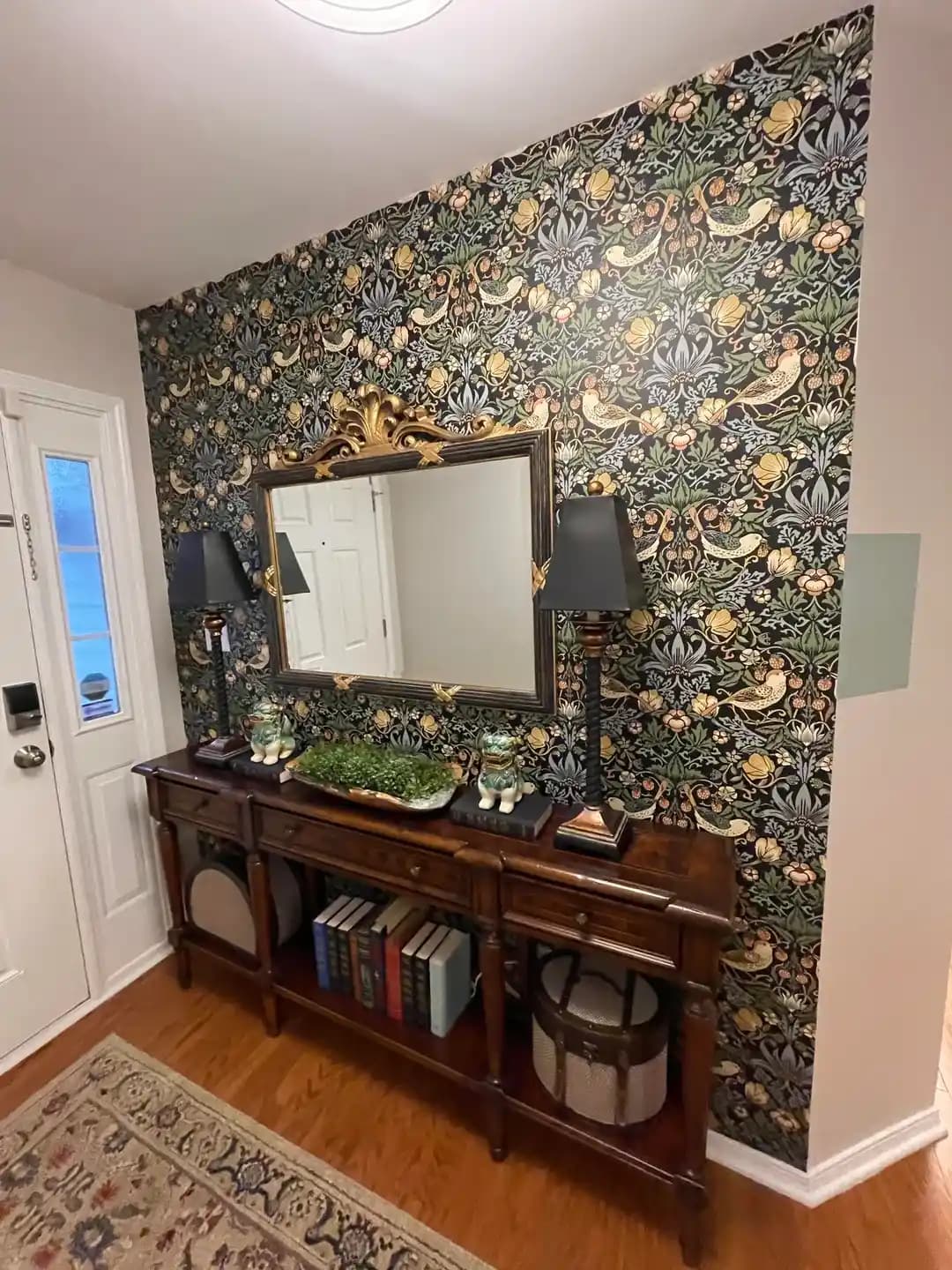 Küçük Antrelerde Drama Yaratmak İçin Duvar Kağıdı ve Boya Seçimi Rehberi